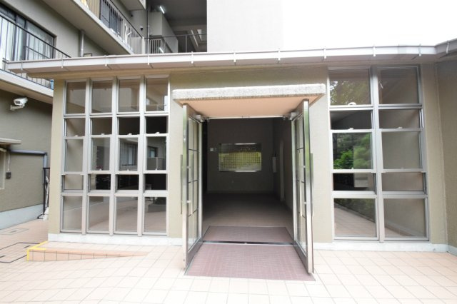 【エントランス】 | ユニハイム千里丘1号棟 | サイトに掲載されていない箇所の写真、撮影してお届けさせて頂きます！気になる物件で、見たい部分の画像が無い場合は、弊社スタッフまでご連絡下さいませ。お客様の気になる箇所を、カメラにて撮影して参ります！