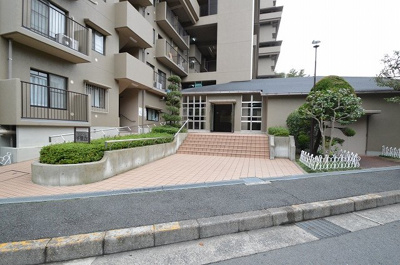 【外観パース】 | ユニハイム千里丘1号棟 | サイトに掲載されていない箇所の写真、撮影してお届けさせて頂きます！気になる物件で、見たい部分の画像が無い場合は、弊社スタッフまでご連絡下さいませ。お客様の気になる箇所を、カメラにて撮影して参ります！