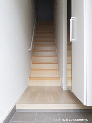 【玄関】 | エフクレフ竹の岬 | 収納もある玄関です