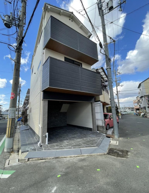 岸和田３丁目　中古一戸建ての外観|新しい生活にいかがでしょうか？外観はお住まいの顔になります。こだわりたいポイントですね。外壁塗装や屋根塗装のご相談も承っております。
■現地内覧・資金計画相談・住宅ローン相談もお問合せ受付中■