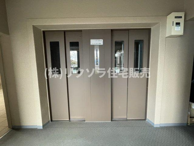 グリーンタウン香里ヶ丘D棟のその他共用部分|エレベーター二基
■物件内覧・資金計画相談・住宅ローン相談、リフォーム相談、お問合せ受付中■
※当日・翌日のご内覧、ご相談はお電話でのお問合せがスムーズです！