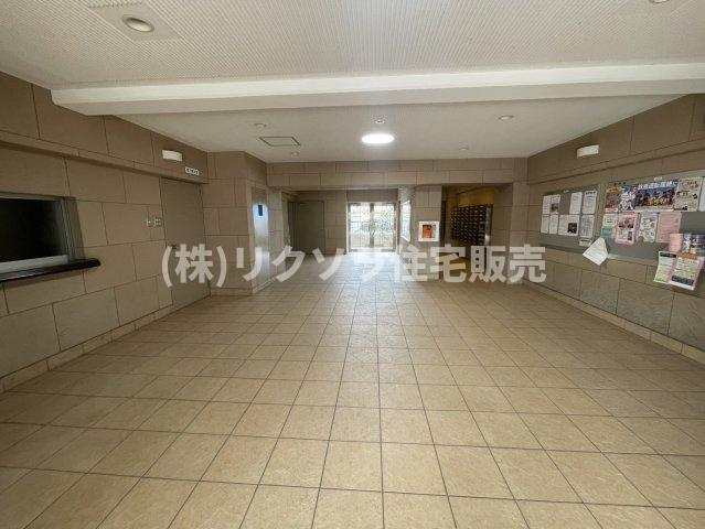 グリーンタウン香里ヶ丘D棟のエントランス|■物件内覧・資金計画相談・住宅ローン相談、リフォーム相談、お問合せ受付中■
※当日・翌日のご内覧、ご相談はお電話でのお問合せがスムーズです！