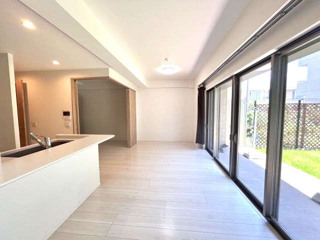 アンビシャス上尾の居間・リビング|約11.8畳の横長リビング。天井高も２m５５ｃｍと高い為、開放的で、戸建てのような雰囲気です。リビングには床暖房もついており、冬も暖かく、乾燥もしずらく過ごしやすいです。