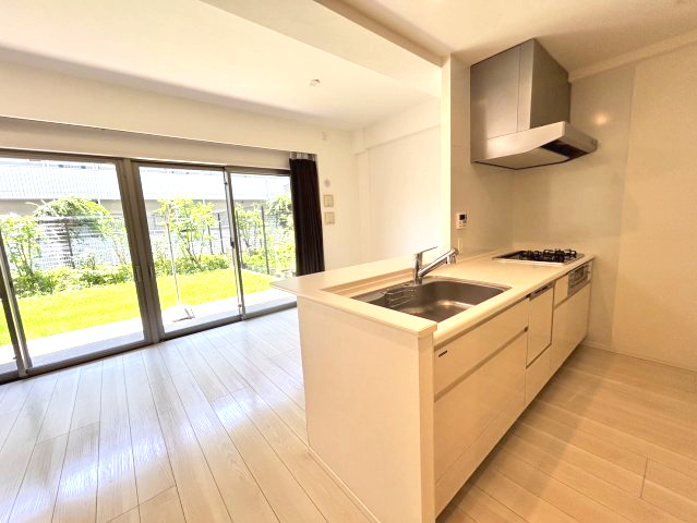 アンビシャス上尾のキッチン|約3.4畳あります。食器洗い乾燥機は標準装備です。女性目線で考案された機能と収納を備えております。