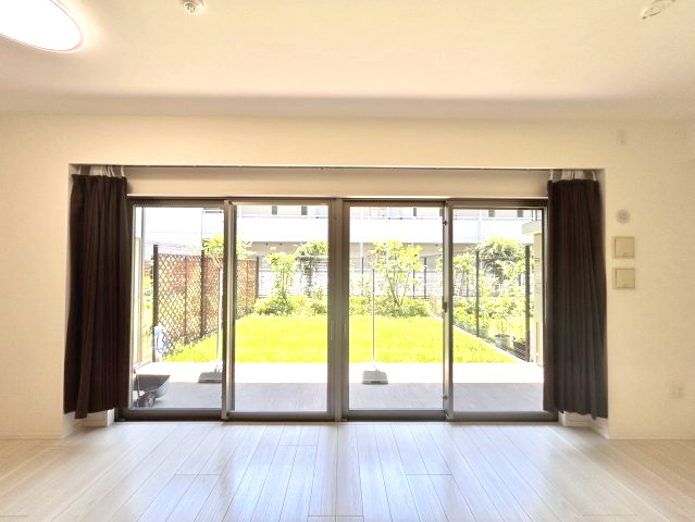 アンビシャス上尾の居間・リビング|窓が広くて大きく開放感があります。