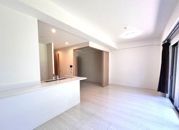 アンビシャス上尾の居間・リビング|リビングの隣の洋室(3)を開けると、より広い空間が出来上がります！
