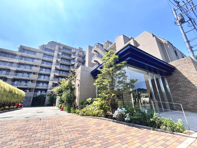 アンビシャス上尾の外観|2色のベージュを基調とした外観に、ダークブラウンでアクセントを施したスタイリッシュな外観です。