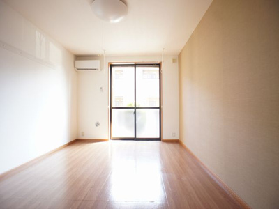 【居間・リビング】 | エスポアールSⅠ | 使いやすいクローゼットのある9.7帖の洋室です。