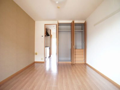 【居間・リビング】 | エスポアールSⅠ | 照明器具のついた洋室です。