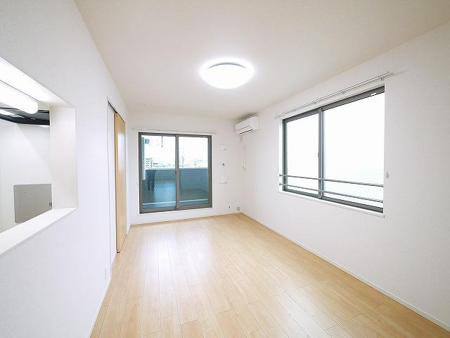 ステラの居間・リビング|日当たりが良く明るいお部屋です
