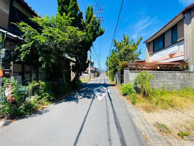 中古戸建　大垣市美和町　昭和40年築の前面道路含む現地写真