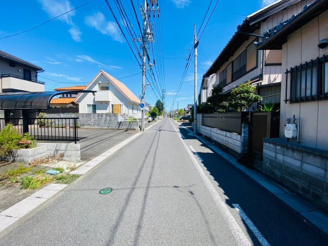 中古戸建　大垣市美和町　昭和40年築の前面道路含む現地写真