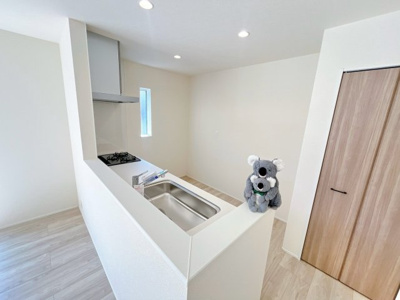 【キッチン】 | 高崎市江木町　新築住宅 | 気がづけば家族が集まって楽しい会話と食事が始まる。皆で笑って過ごす幸せ溢れるリビング。