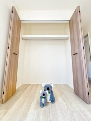 【収納】 | 高崎市江木町　新築住宅 | 大切な人にもらったプレゼント、子どもが描いてくれた似顔絵、何度も読んだお気に入りの本、。まとめて大事に閉まっておける広々収納。
