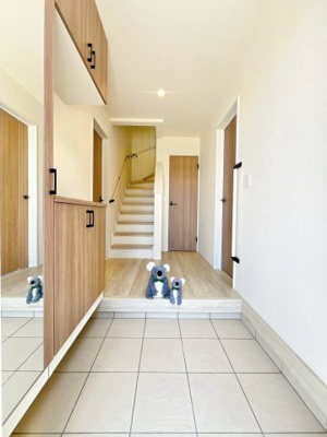 【玄関】 | 高崎市江木町　新築住宅 | 住まう人の帰り、訪れる人を優しく迎える安らぎに満ちた空間　上質感あふれるエントランス