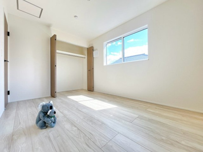 【洋室】 | 高崎市江木町　新築住宅 | 窓からそそがれる暖かみのある明るい空間。広々としたプライベート空間で自分の時間を楽しめます。フローリング仕様で普段のお掃除も楽々です。