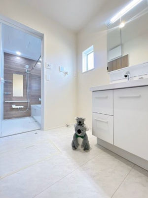 【独立洗面台】 | 高崎市江木町　新築住宅 | 約1坪の洗面室は衣類の着脱も簡単に行える広さ。
収納豊富なシャワー水栓付きの洗面台は、家事動線を確保し洗面室内にゆとりをプラス。お洋服のお手入れや洗髪も洗面室内で済ませることができます。