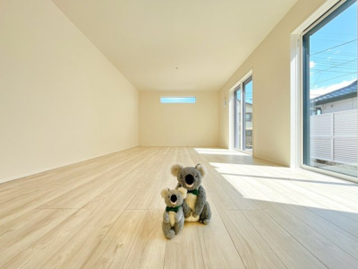 【居間・リビング】 | 高崎市江木町　新築住宅 | ≪LDK≫
リビング・ダイニングは白を基調としたシンプルな空間。
雑貨やこだわりの家具など、レイアウトも自由に楽しめます！