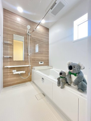 【浴室】 | 高崎市江木町　新築住宅 | ほどよい優しいライトに包まれたバスルーム。香りの良いバスソルトに身をまかせ、浴槽でゆっくりと深呼吸。一日の疲れが癒されます。