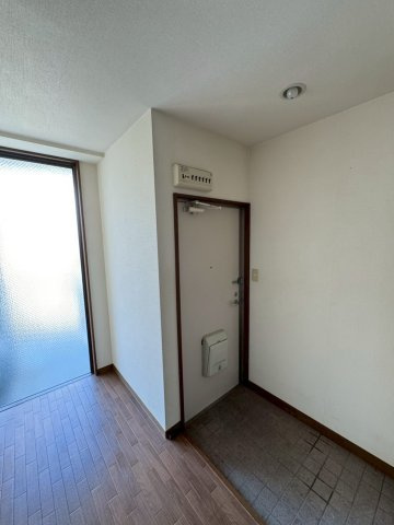 グランブルー中山手の玄関