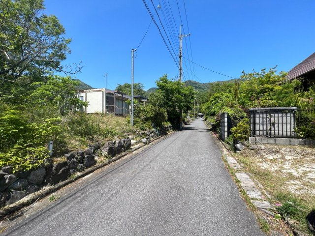 大津市南小松1599-36　売土地の前面道路含む現地写真