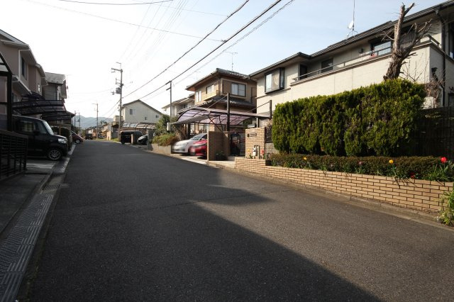 大津市仰木の里東5丁目11-15　中古戸建の前面道路含む現地写真
