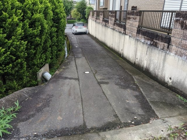 大津市大石東3丁目12-7　中古戸建の前面道路含む現地写真