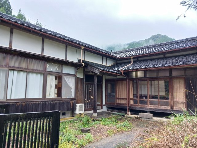 八鹿町小佐区　中古物件の外観|外はこのようになっています