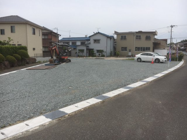 たつの市御津町東釜屋　売土地の前面道路含む現地写真|スーパーやドラッグストアも近くにあります♪