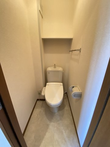 ベルドミール上松Bのトイレ|収納棚、温水洗浄暖房便座付きです。