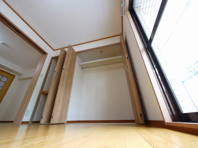 楠本第二ビルの収納|こまごまとしたものを収納できそうですね