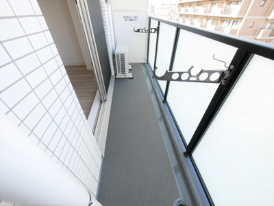【バルコニー】 | ララプレイス　ザ・京橋ステラ | 外からの目が気にならないバルコニーで洗濯物が干せます