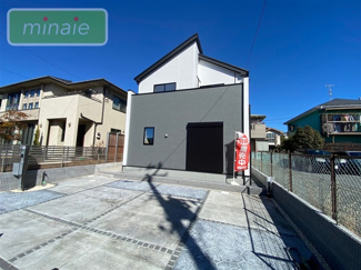 【外観】 | 販売現地　外観耐震等級3、地震に強いお家です♪　
モダンなデザインが印象的な広々とした外観。閑静な住宅街に佇む魅力的な物件です。