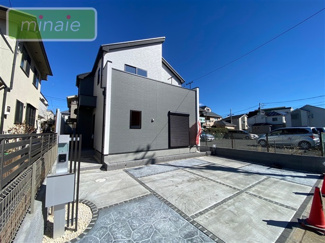 【外観】 | 販売現地　外観スタイリッシュな外観でゆったりした空間が魅力的です♪
モダンなデザインが印象的で閑静な住宅街に佇む魅力的な物件です。