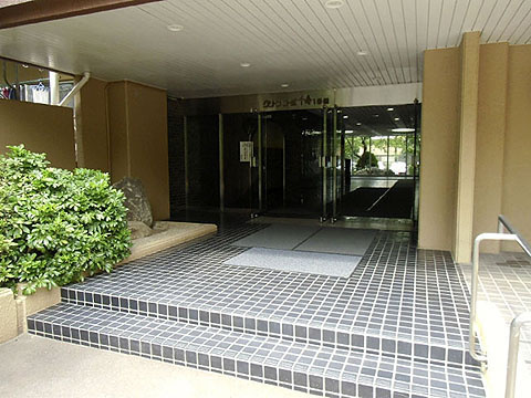 グリーンコーポ千寿1号棟のエントランス|広々としたエントランスが開放感を演出。居住者をあたたかく迎え入れてくれます♪