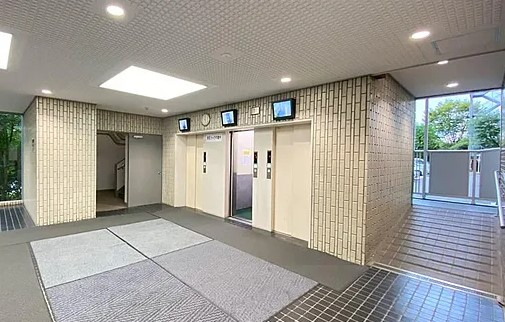 グリーンコーポ千寿1号棟のその他共用部分|【エレベーター完備】３基のエレベーターが設置されており、昇降時も込み合わずすぐに出迎えてくれます♪