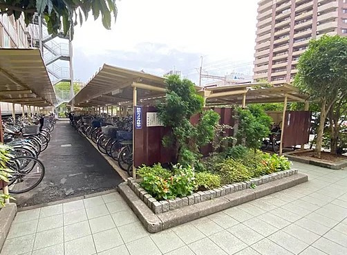グリーンコーポ千寿1号棟の駐輪場|敷地内には駐車場・駐輪スペースを完備！※空き状況等はお気軽にお問い合わせください(^^)