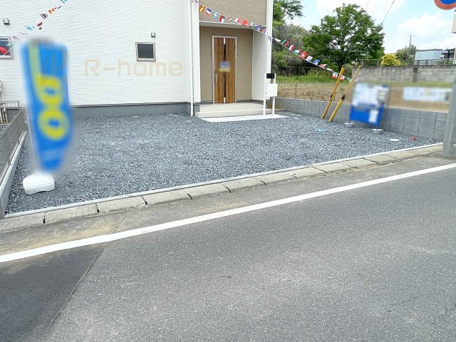 第1土浦市小岩田東　新築戸建て　1号棟の駐車場|カースペースは3台完備。ゲスト用のスペースも確保できますね♪