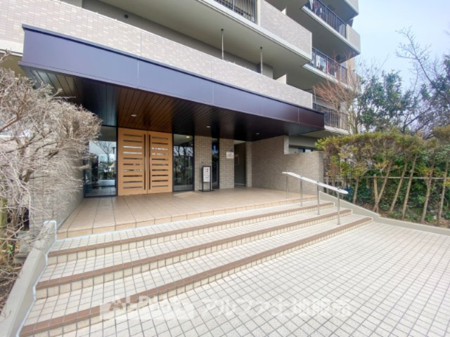 エグザガーデンアクア館の外観|【Entrance】
◆エントランス◆重厚なドアーとロックタイルのエントランスが住まう人を迎えてくれる。扉を開けると温もりと幸せと楽しさいっぱいの我が家に帰る事が出来る安心感。