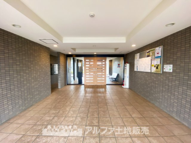 エグザガーデンアクア館のエントランス|【Entrance】
◆エントランス◆解放感と清潔感のあるエントランス。扉を開けると温もりと幸せと楽しさいっぱいの我が家に帰る事が出来る。