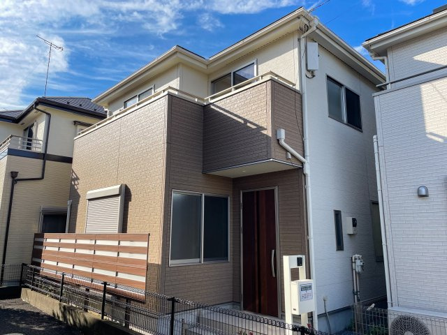 ふじみ野市仲１丁目の中古一戸建の外観|2018年築、リフォーム済の3LDK一戸建て。
太陽光発電＆蓄電設備完備、浴室乾燥機や食洗器など設備充実、カースペース2台分、快適に暮らせるゆとりの一邸です。