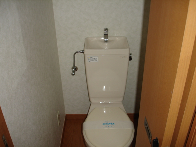 府中市紅葉丘３丁目のアパートのトイレ