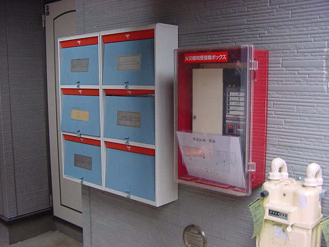 府中市紅葉丘３丁目のアパートのエントランス