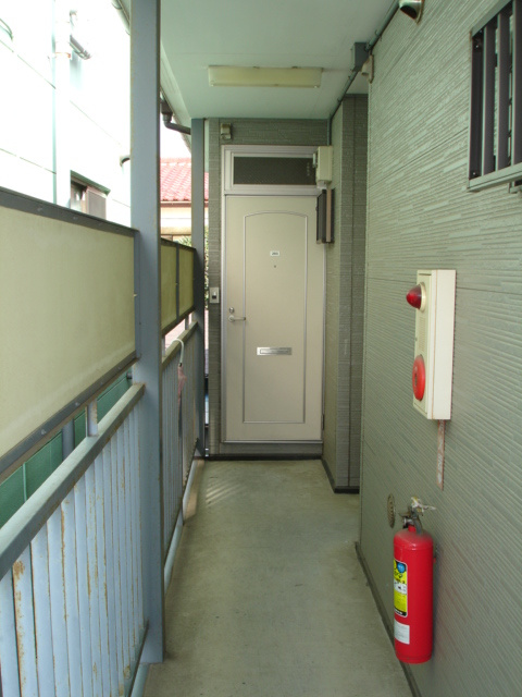 府中市紅葉丘３丁目のアパートのロビー