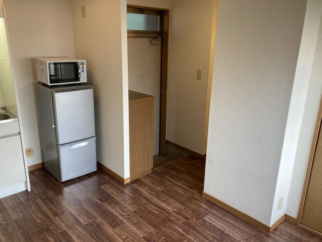 府中市紅葉丘３丁目のアパートの洋室