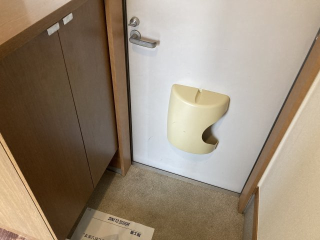 府中市紅葉丘３丁目のアパートの玄関