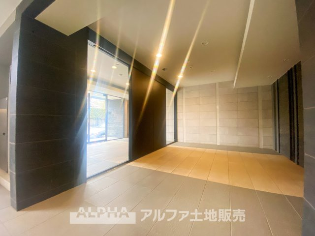 ベルジュール国立中のエントランス|洗練されたデザインのエントランスホール。開放感のある空間が、帰宅するたびに心地よさを演出します。防犯カメラ付きで、安心感のある暮らしをサポート。