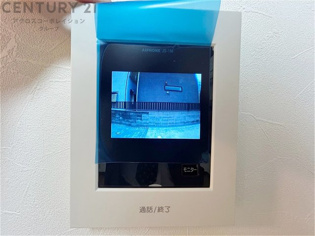 訪問者が来たときにテレビ画面で確認できるため、安心してドアを開けられます。録画機能があるものもあり、留守中に来訪者を記録しておくことができます。利便性が高く、セキュリティ面でも安心です
