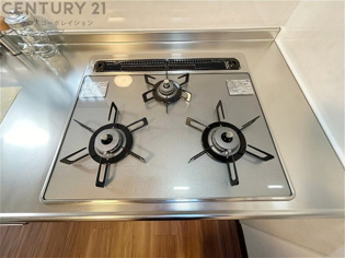 多数の調理器具を同時に使用でき、料理の効率化が可能。省エネで節約になり、様々な料理スタイルに適応できます。また、火力調整が独立しており、手入れや掃除もしやすく、今よりもっとお料理が楽しくなるかも。
