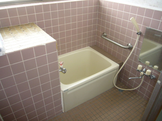 山の下町丸山貸家の浴室|日々の疲れを癒すお風呂付です